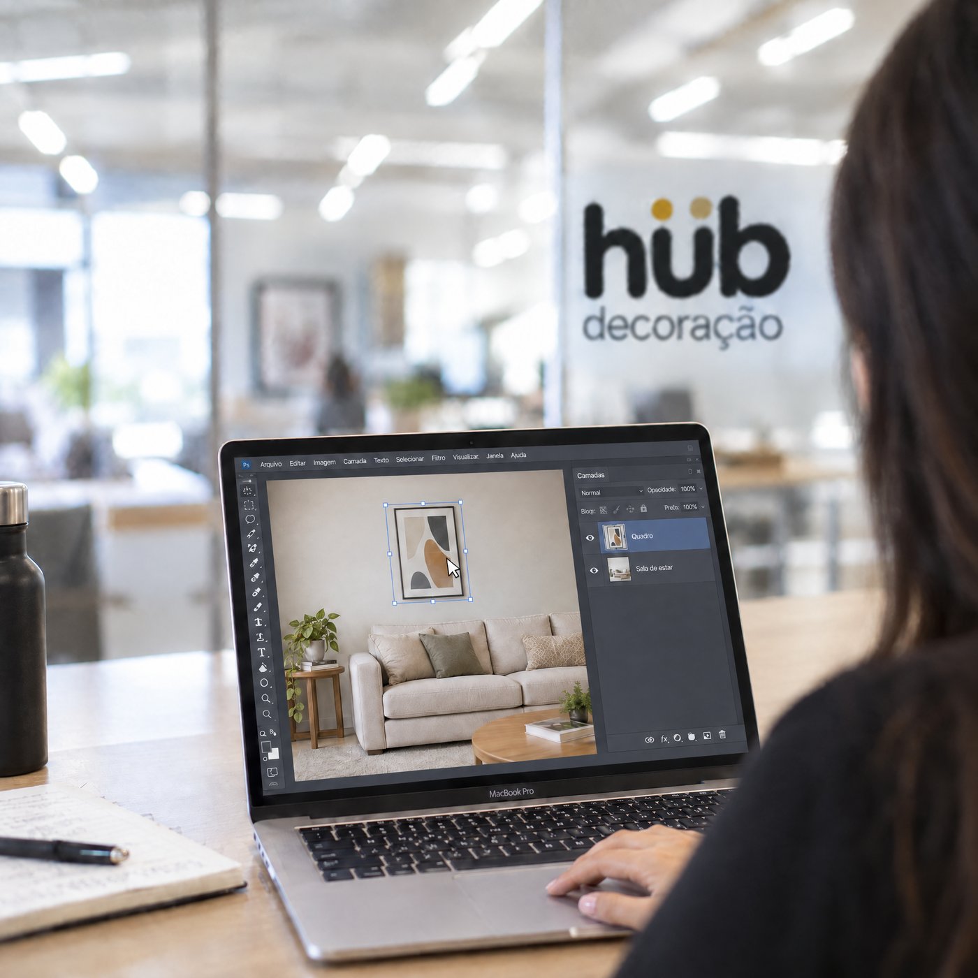 Consultora da Hub Decoração posicionando um quadro em um ambiente no computador